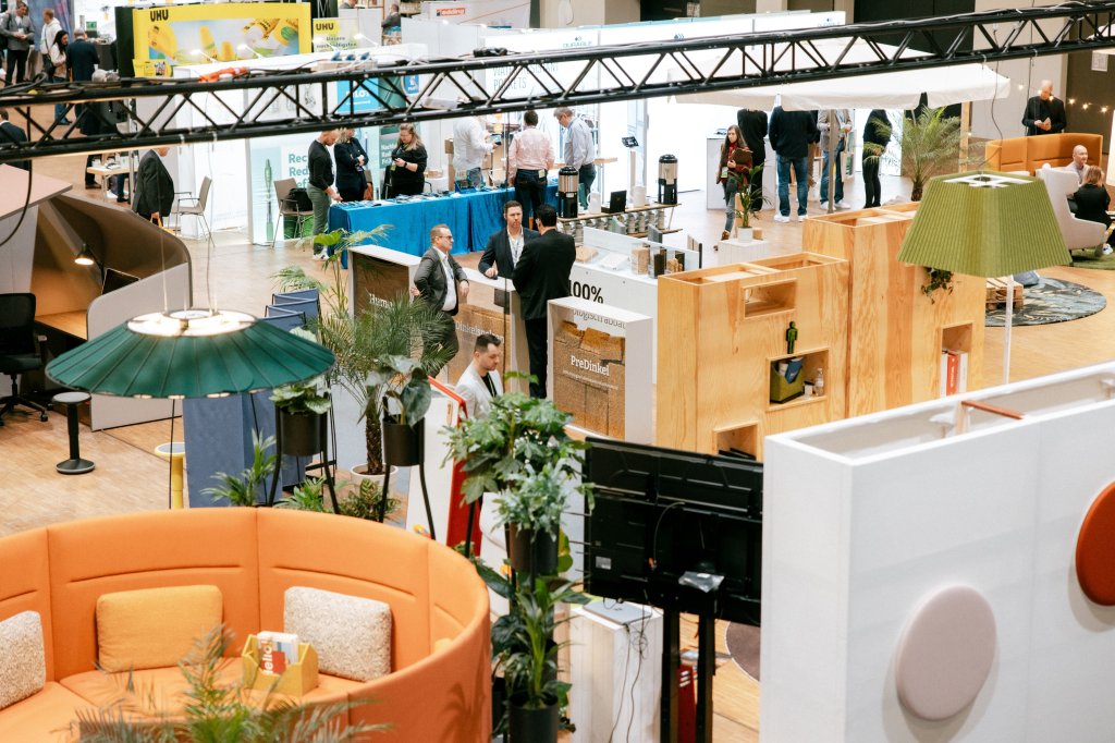 Auf der Lyreco Partner Convention präsentierte das Unternehmen sein breites Produkt- und Serviceangebot für Kunden und baute dank der Hilfe von MYWORKSPACE by Lyreco eine gesamte Raumwelt mit modernen Bürokonzepten. (Bild: Spieker Fotografie).