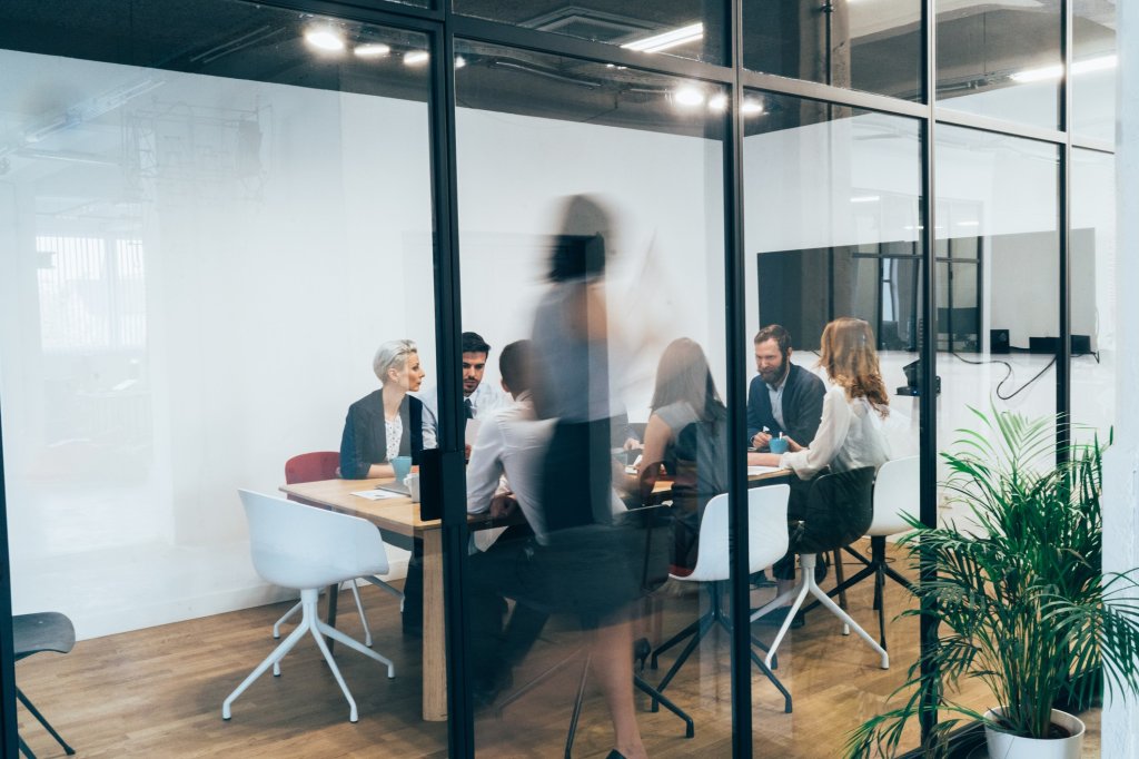 Damit hybride Meetings effizient und sicher sind, können diverse Tools und Technologien helfen.