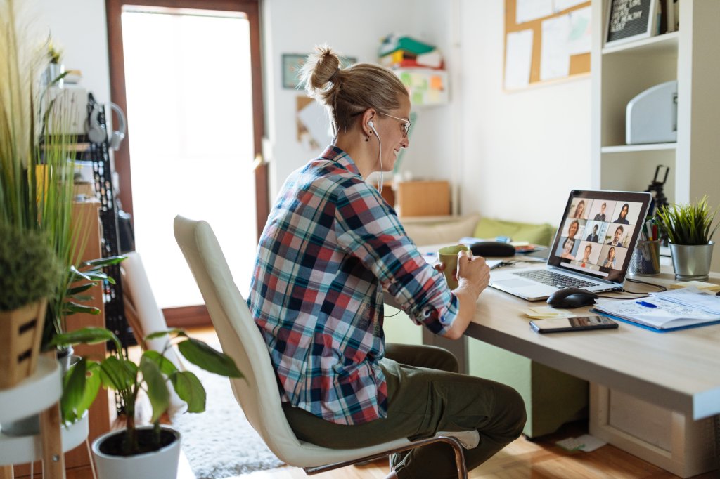 In 2024 gab es vermehrt Schlagzeilen über Unternehmen, die ihre Mitarbeiter zurück ins Büro holen. Ob die "Return-to-Office"-Debatte gerechtfertigt ist, zeigen wir mit 5 Fakten rund ums Homeoffice.