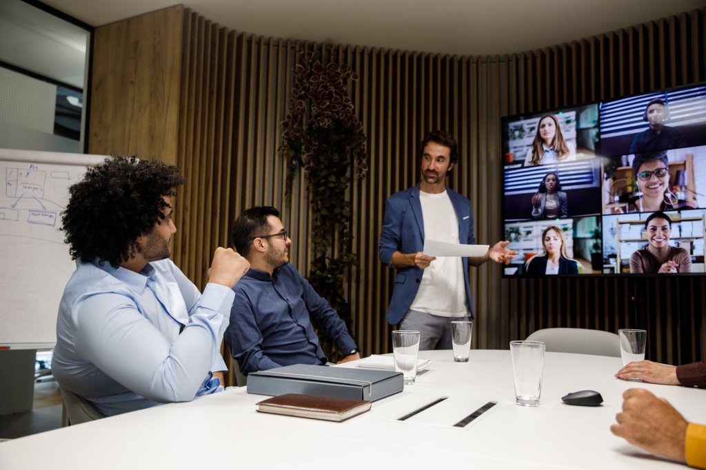 Ein Chief Hybrid Officer fördert und optimiert hybrides Arbeiten in Unternehmen. Diese Rolle ermöglicht, dass Mitarbeiter egal ob sie im Büro oder remote arbeiten, produktiv sind.