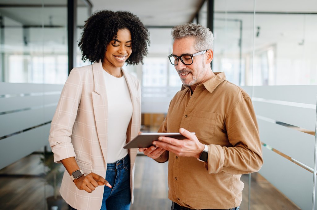 Eine Feedbackkultur fördert den Austausch von Rückmeldungen zwischen Mitarbeitenden, Führungskräften und Teams. Der ganzheitliche Ansatz von MYWORKSPACE geht über die reine Raumplanung weit hinaus. Gemeinsam mit Partnern unterstützen wir mit Office-Transformation Consulting und entwickeln Change-Management-Strategien. Zudem berät unser Planungsteam von MYWORKSPACE Sie kompetent, wie Arbeitsumgebung für Ihr Unternehmen aussehen kann, das eine moderne Feedbackkultur unterstützt.