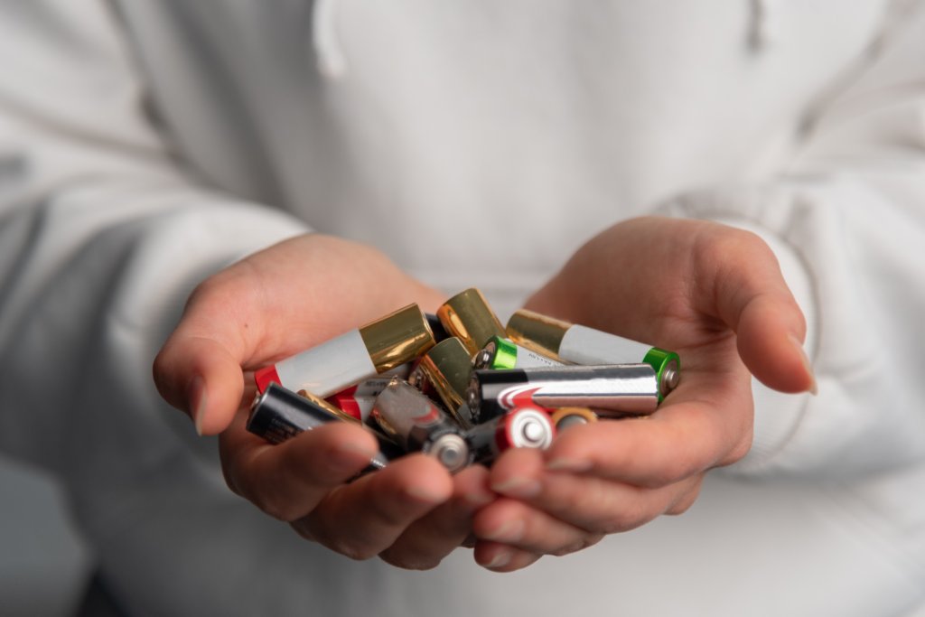 Das Recycling von Batterien schont Ressourcen und stärkt die Kreislaufwirtschaft. Gemeinsam mit Energizer hat Lyreco die Batterie-Sammelbox ins Leben gerufen, um Kunden das Recycling von Altbatterien zu erleichtern.