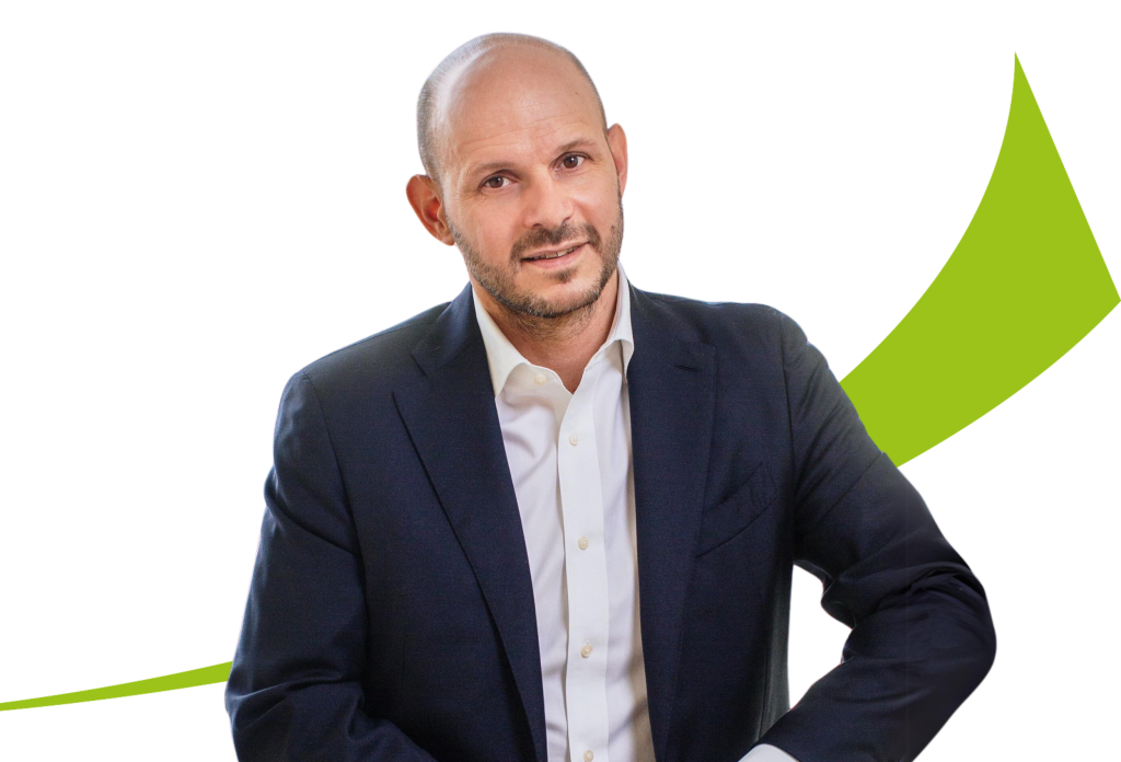 Grégory Liénard, CEO der Lyreco Gruppe, mit grünen Lyreco-Symbol im Hintergrund.