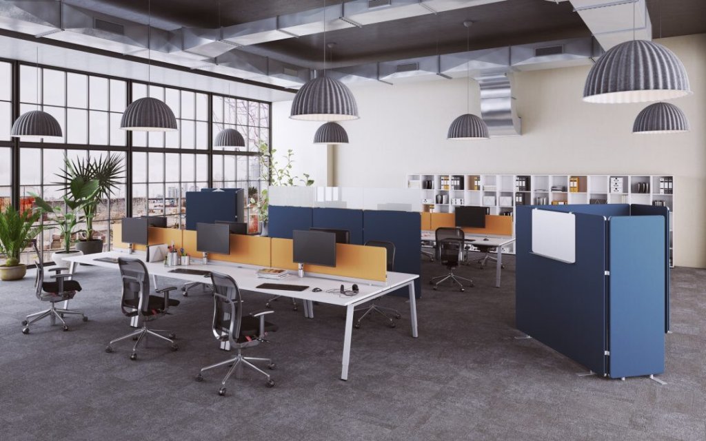 Minimalistisch eingerichtetes Büro im modernen Stil.