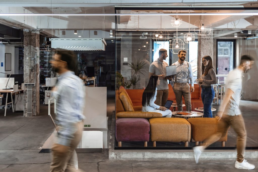New Work, moderne Arbeitsplätze und gesundheitsfördernde Räume: Über all das und vieles mehr berichten wir in unserem Magazin Modern Work Know-how. Mit wissen, das Sie für die moderne Arbeitswelt wirklich brauchen.