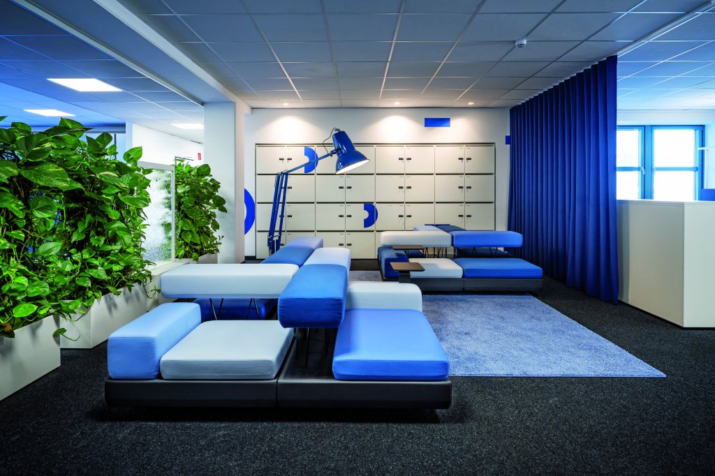 Bei dem Referenzobjekt von MYWORKSPACE wurde ein modernes Farbkonzept umgesetzt, um Mitarbeiter zurück ins Büro zu bekommen. (Fotos: Christian Mader / Stuttgart).