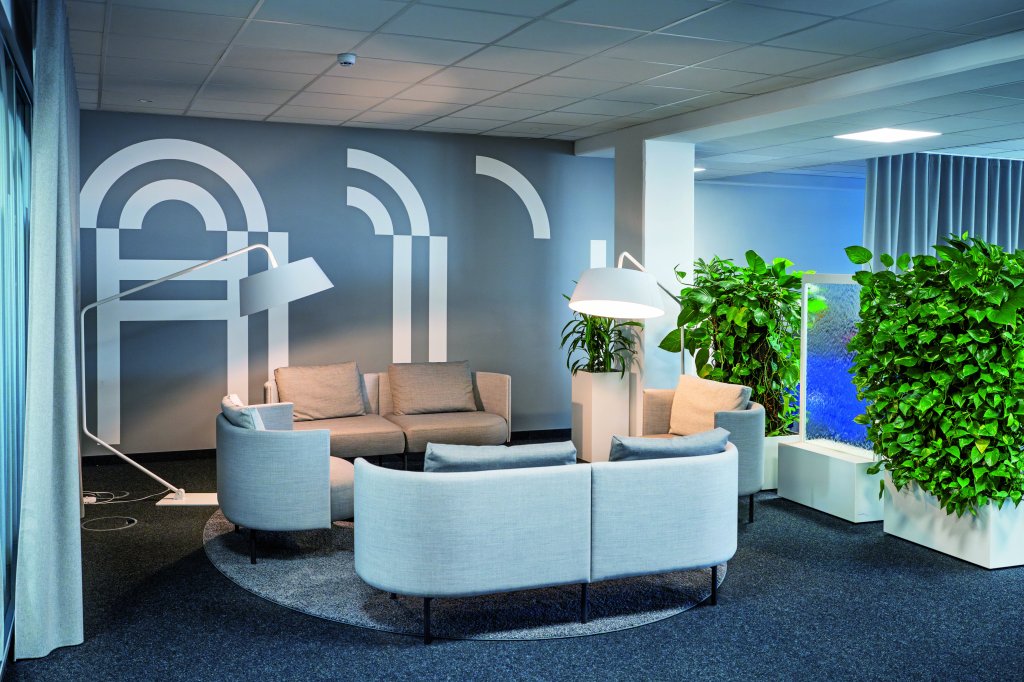 Für ein führendes Unternehmen der Automobilbranche entwickelte MYWORKSPACE ein modernes Farbkonzept, das Mitarbeiter dazu verleitet, zurück ins Büro zu kommen. (Fotos: Christian Mader / Stuttgart).