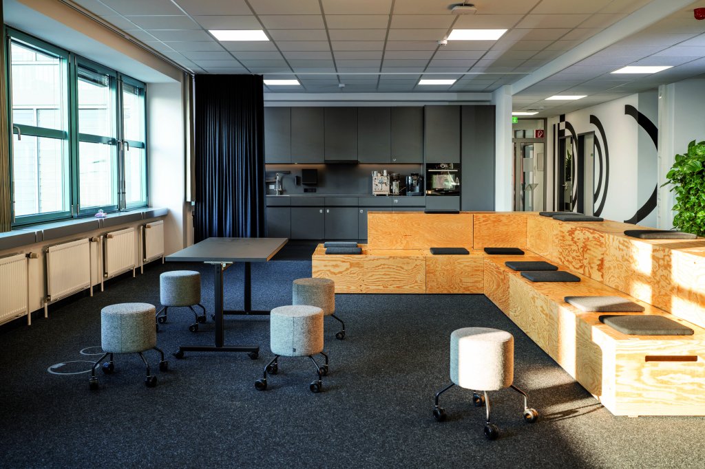 MYWORKSPACE gestaltete die Kommunikationszonen und Büroküchen eines führenden Unternehmens der Automobilbranche in einem modernen Design. (Fotos: Christian Mader / Stuttgart).