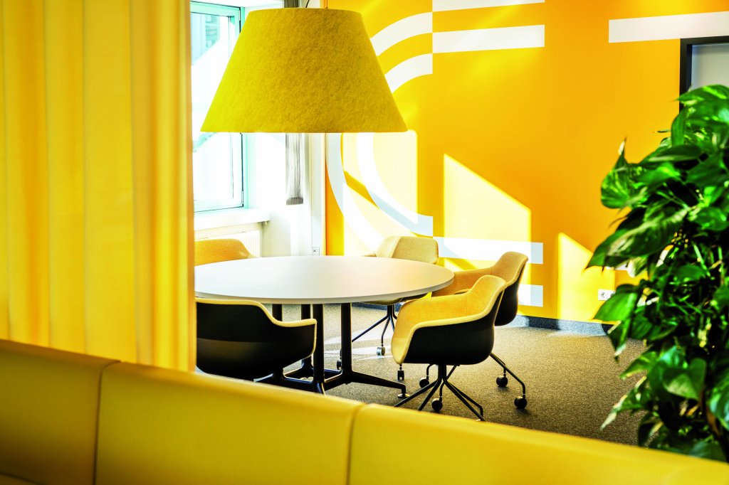 Referenzobjekt von MYWORKSPACE aus der Automobilbranche mit einem einzigartigen Farbkonzept sorgt für Inspiration und Kreativität in der gelben Kommunikationszone. (Fotos: Christian Mader / Stuttgart).