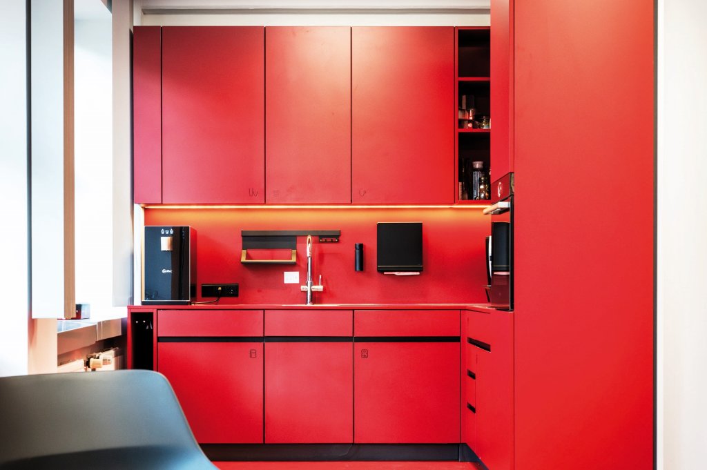 Farben in der Arbeitsumgebung, wie eine rote Büroküche können wir Kommunikation und Austausch sorgen. So wie bei dem Referenzprojekt von MYWORKSPACE (Foto: Christian Mader / Stuttgart).