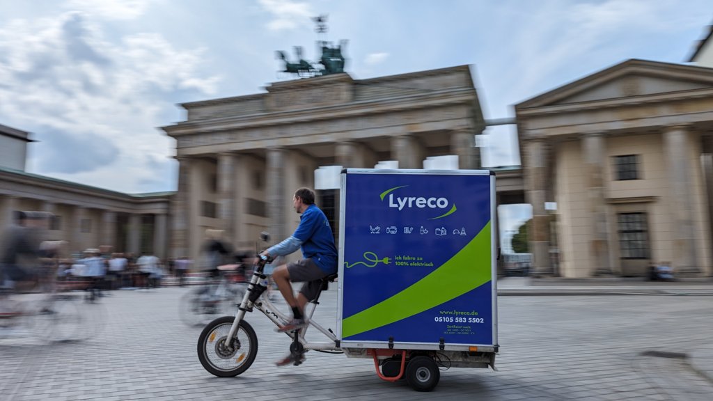 Lyreco startet zu Juni 2024 ein Pilotprojekt und liefert in Berlin Bestellungen mit dem Lastenfahrrad aus, um eine nachhaltigere Auslieferung und Beschaffung zu ermöglichen.