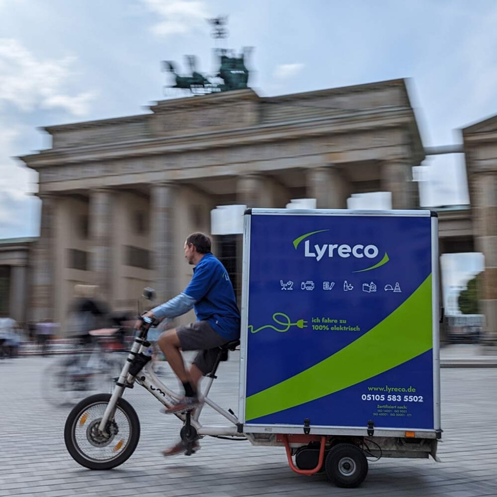 Seit Juni 2024 werden Kunden von Lyreco in Berlin im Rahmen eines Pilotprojektes mit dem Lastenfahrrad beliefert. Das Ziel ist eine nachhaltigere Transportalternative zu bieten.