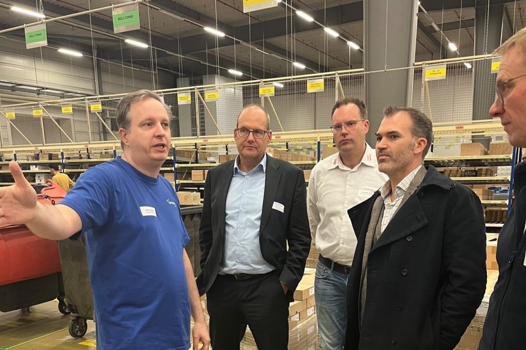 Besucher der RegioLog-Veranstaltung bei Lyreco Deutschland im Logistikzentrum in Barsinghausen bei Hannover.