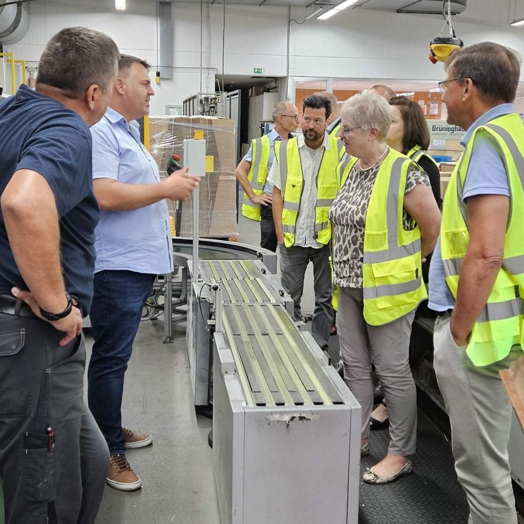 Das bayrische Vertriebsteam von Lyreco "Key & National" bei der Druckerei-Besichtigung der Sigel GmbH in Mertingen.