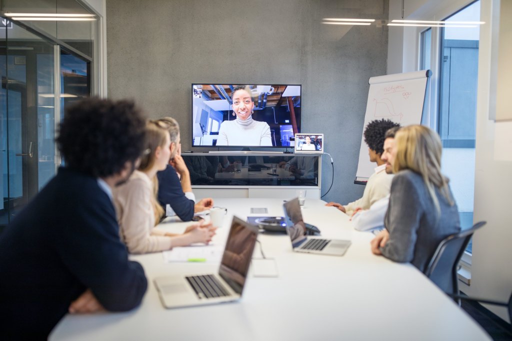Hybrides Arbeiten bringt Herausforderungen mit sich, wenn Mitarbeiter remote und im Büro vor Ort arbeiten. Wir von MYWORKSPACE by Lyreco zeigen, worauf Sie achten sollten.