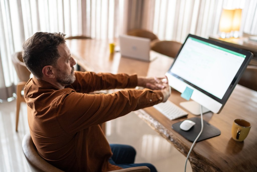 Laut der Arbeitsstätten-Regel ASR A6 von Juli 2024 müssen Telearbeitsplätze auch ergonomische Standards erfüllen.