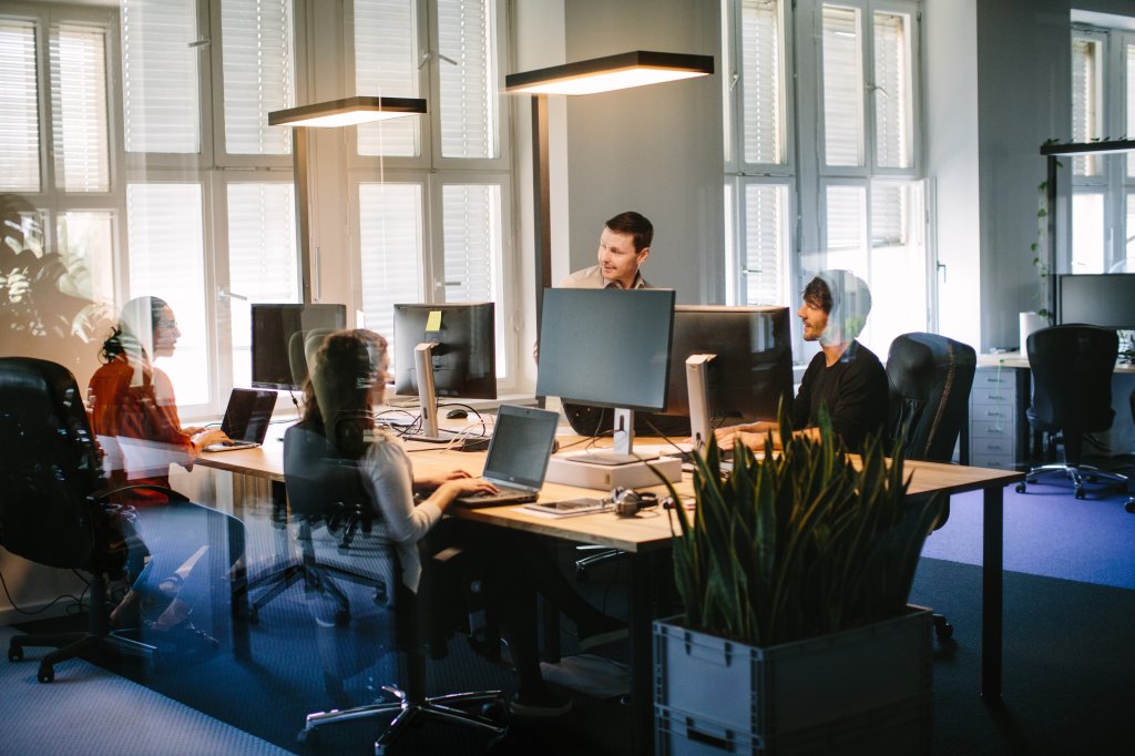 Ergonomische Beleuchtung am Arbeitsplatz vermeidet körperliche Probleme von Mitarbeitern. Wir von MYWORKSPACE beraten Sie und sorgen mit unseren Partnern für ein individuelles Beleuchtungskonzept.