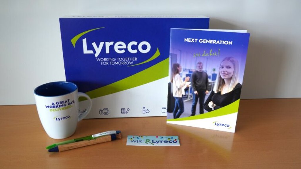 Willkommens-Box für Auszubildende und Duale Studierende mit einer Lyreco-Tasse, Ausbildungsflyer, Sticker und Stiften.