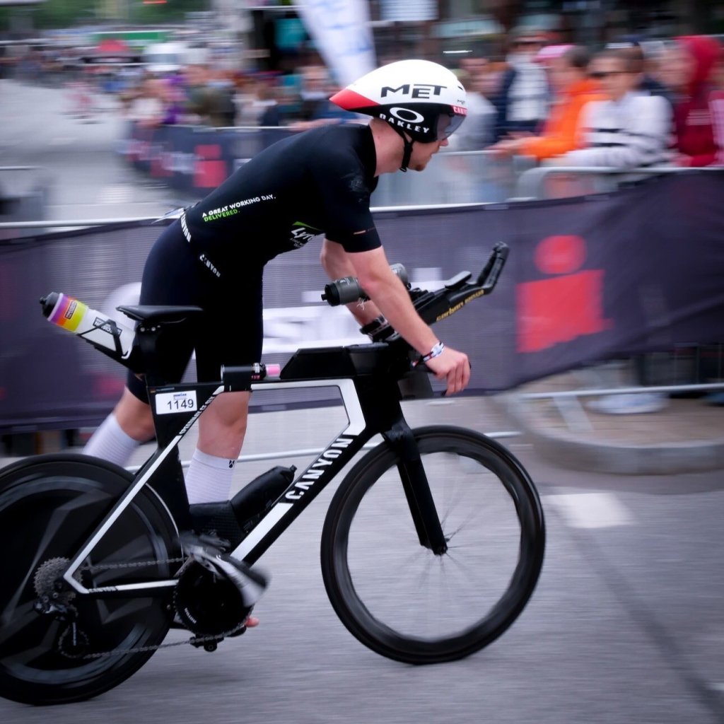 Lyrecos Operations Projektmanager Tino qualifiziert sich beim Triathlon in Hamburg für den Ironman auf Hawaii. Unter anderem aufgrund seiner sportlichen Höchstleistungen im Radfahren.