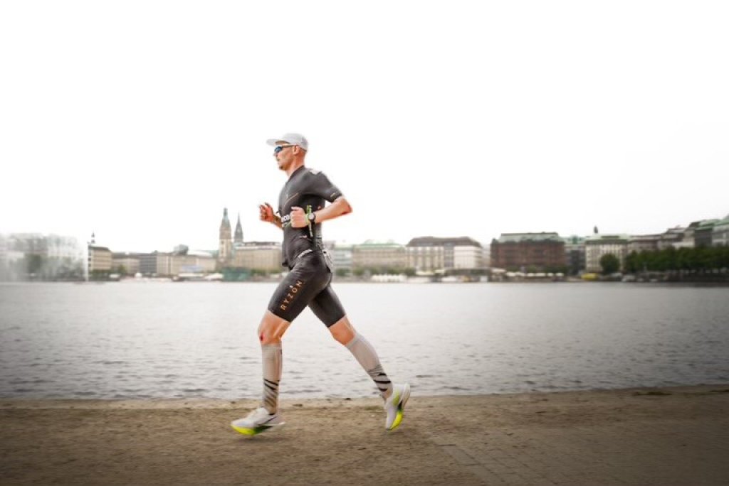 Lyrecos Operations Projektmanager trägt beim Ironman in Hamburg einen Lyreco gebrandeten Sportanzug und qualifiziert sich mit seinen Zeiten für den Ironman auf Hawaii.