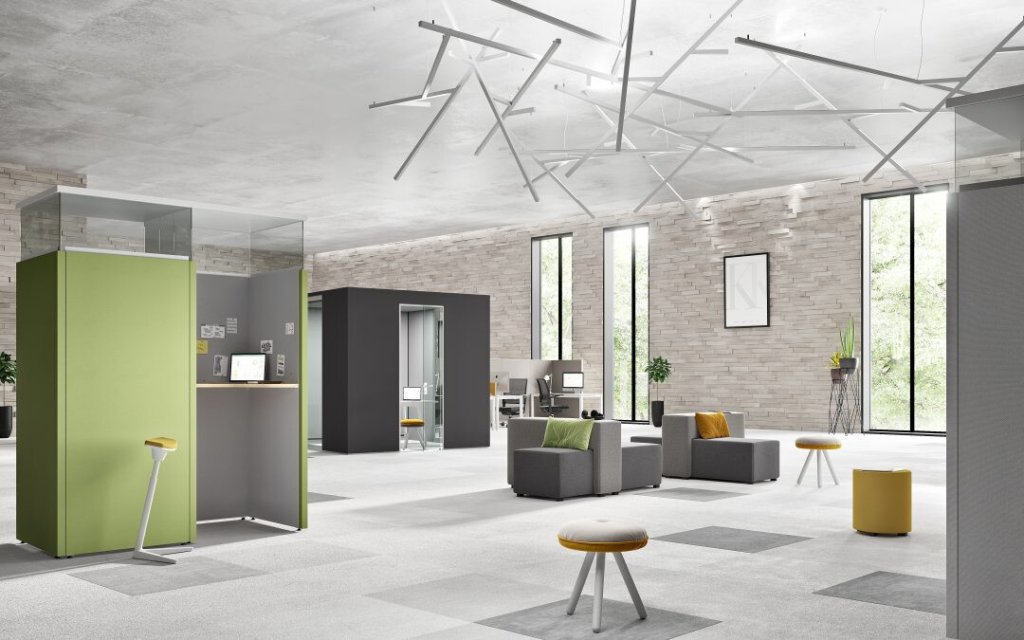 Büro mit offenen Arbeitsflächen und Erholungsbereichen.