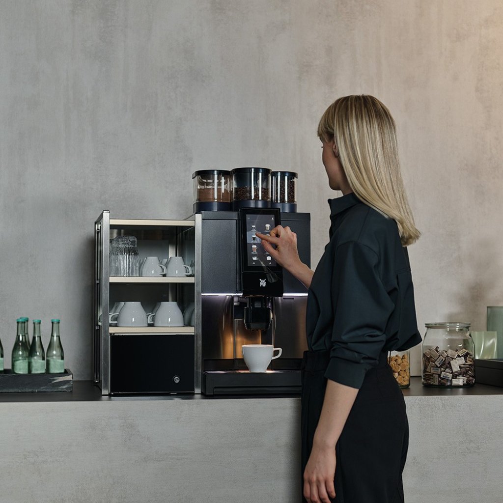 Warum lohnt sich der Rundum-Sorglos-Service von Lyreco? Fette, Öle oder Säuren des Kaffees können sich in Ihrem Kaffeevollautomaten ablagern. Aus diesem Grund ist eine regelmäßige Wartung sowie die Reparatur von Dichtungs- und Verschleißteilen unerlässlich, um Probleme rechtzeitig zu erkennen und zu beheben. So vermeiden Sie Ausfallzeiten und garantieren stets perfekte Kaffeequalität.
