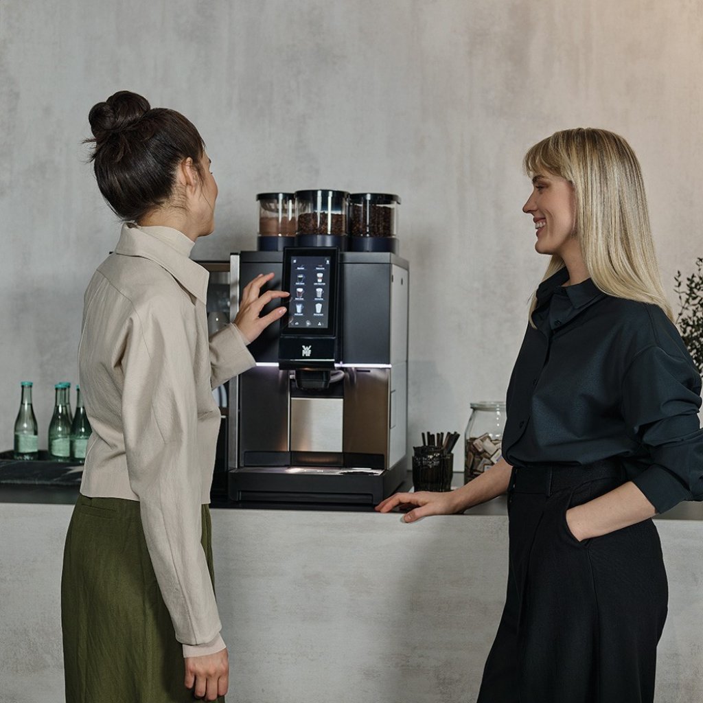 Lyreco bietet bei den Kaffeelösungen Kaffeevollautomaten von WMF, auch mit Rundum-Sorglos-Service, sodass Sie sich keine Gedanken um Installation, Einweisung, Wartung und Reparaturen machen müssen. Bei der Miet-Option ist der Service immer inklusive.