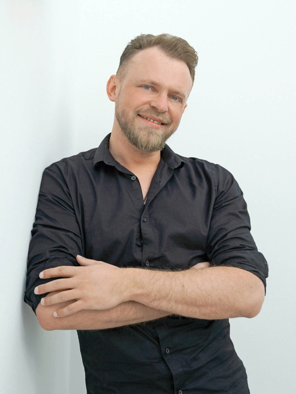 Andrej Rosner, Talent Acquisition Manager bei Lyreco Deutschland, mit verschränkten Armen und schwarzem Hemd.